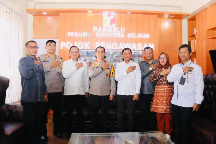 Dalam kunjungannya ke kantor Badan Pengawas Pemilu (Bawaslu) Provinsi Sumsel, di jalan Opi Raya, Jakabaring Kelurahan 15 Ulu, Seberang Ulu I, Sungai Kedukan Rambutan, kota Palembang Selasa (8/10/2024), Kapolda Irjen Andi Rian R Djajadi mengatakan proses Pilkada saat ini berada pada tahap kampanye dan menjadi perhatian tersendiri bagi penyelenggara (KPU) dan pengawas (Bawaslu).