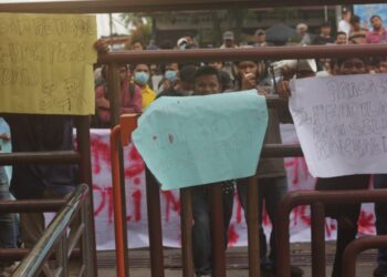 AKSI DEMO: Sejumlah orang yang tergabung dalam Aliansi Masyarakat Sumatra Utara demo di depan Mapolda Sumut, Kamis (10/10/2024). (Foto Dok/ T77)