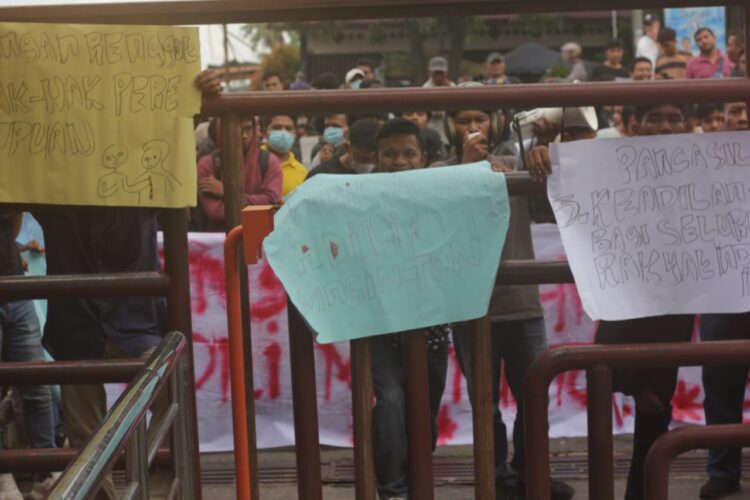 AKSI DEMO: Sejumlah orang yang tergabung dalam Aliansi Masyarakat Sumatra Utara demo di depan Mapolda Sumut, Kamis (10/10/2024). (Foto Dok/ T77)