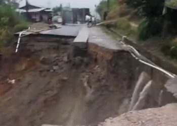 Jalan Lintas Sumatera (Jalinsum) Sidikalang-Dolok Sanggul putus total akibat badan jalan amblas sepanjang puluhan meter tepatnya di Dusun Pucuk Hite, Desa Parbuluan IV, Kecamatan Parbuluan, Kabupaten Dairi, Kamis (10/10/24).