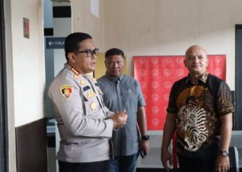 Kapolresta Manado Kombes Pol Julianto Sirait menerima kunjungan Tim Penilaian Survey Pelayanan Publik dari RBP Mabes Polri di Polresta Manado. Kunjungan ini bertujuan untuk mengevaluasi dan meningkatkan kualitas pelayanan publik yang diberikan oleh kepolisian di wilayah Manado, Kamis (10/10/2024).