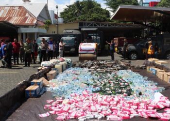 Polresta Manado melaksanakan pemusnahan barang bukti hasil operasi kepolisian yang berlangsung di Halaman Apel Mako Polresta Manado, pada Kamis, 10 Oktober 2024. Kegiatan ini dihadiri oleh unsur Forkopimda, Ketua DPRD Kota Manado, serta tokoh masyarakat dan tokoh agama setempat.