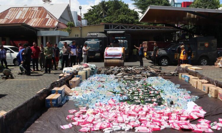 Polresta Manado melaksanakan pemusnahan barang bukti hasil operasi kepolisian yang berlangsung di Halaman Apel Mako Polresta Manado, pada Kamis, 10 Oktober 2024. Kegiatan ini dihadiri oleh unsur Forkopimda, Ketua DPRD Kota Manado, serta tokoh masyarakat dan tokoh agama setempat.