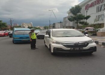 Satuan Lalu Lintas (Satlantas) Polresta Manado mengerahkan personel Polisi Lalu Lintas (Polantas) ke berbagai titik rawan kemacetan di kota tersebut. Pada Kamis, (10/10/2024), para petugas mulai berjaga di simpul-simpul jalan yang kerap mengalami kepadatan, termasuk di kawasan pusat kota dan sekitar sekolah serta perkantoran.