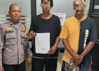 Bhabinkamtibmas Polsek Tuminting berhasil menyelesaikan permasalahan keributan yang terjadi di wilayah tugasnya melalui pendekatan Problem Solving. Keributan yang melibatkan beberapa warga ini sempat menimbulkan ketegangan di lingkungan sekitar, namun berkat tindakan cepat dari Bhabinkamtibmas, situasi dapat segera dikendalikan, Kamis (10/10/2024).