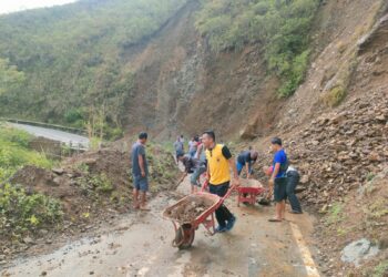 Personel Polsek jajaran Polres Samosir melakukan pengecekan situasi di wilayah masing-masing terkait laporan adanya tanah longsor yang menutupi jalan umum. Hasil pengecekan menunjukkan terdapat empat titik longsor di beberapa wilayah, yaitu di Wilayah Hukum Polsek Pangururan, Polsek Simanindo, Polsek Harian dan Polsek Onanrunggu.