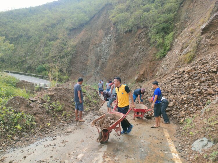 Personel Polsek jajaran Polres Samosir melakukan pengecekan situasi di wilayah masing-masing terkait laporan adanya tanah longsor yang menutupi jalan umum. Hasil pengecekan menunjukkan terdapat empat titik longsor di beberapa wilayah, yaitu di Wilayah Hukum Polsek Pangururan, Polsek Simanindo, Polsek Harian dan Polsek Onanrunggu.