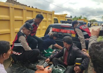 Personil Samapta Polres Dairi yang di komandoi KBO Samapta, Iptu JP Karo Sekali membantu evakuasi pasien yang sedang gawat darurat dari Puskesmas Sigalingging menuju RSUD Sidikalang, Jumat (11/10/2024).