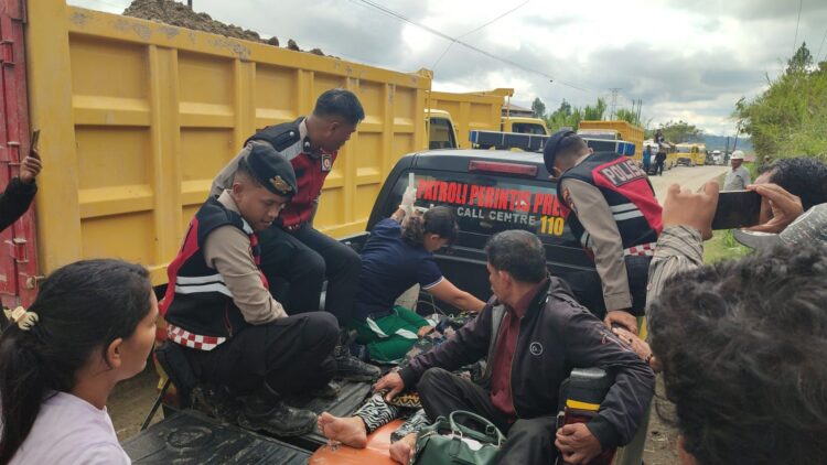 Personil Samapta Polres Dairi yang di komandoi KBO Samapta, Iptu JP Karo Sekali membantu evakuasi pasien yang sedang gawat darurat dari Puskesmas Sigalingging menuju RSUD Sidikalang, Jumat (11/10/2024).