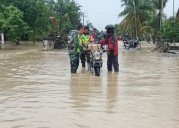 Babinsa Posramil Tripa Makmur Kodim 0116 Nagan Raya, melakukan pengecekan wilayah yang tergenang banjir di beberapa Desa di Kecamatan Tripa Makmur Kabupaten Nagan Raya, Sabtu (12/10/2024).