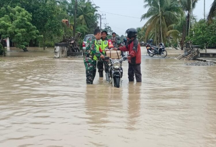 Babinsa Posramil Tripa Makmur Kodim 0116 Nagan Raya, melakukan pengecekan wilayah yang tergenang banjir di beberapa Desa di Kecamatan Tripa Makmur Kabupaten Nagan Raya, Sabtu (12/10/2024).