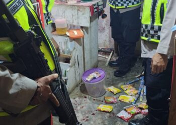 anggota Polsek Paya Bakong bersama Koramil 21 Paya Bakong dan juga dibantu masyarakat yang dipimpin oleh Kapolsek Ipda Marzuki, SH langsung menuju Ke TKP.