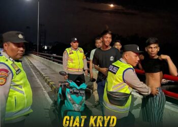 Polres Ogan Ilir semakin gencar melakukan upaya menjaga stabilitas keamanan dan ketertiban masyarakat (Kamtibmas). Salah satu langkah preventif yang dilakukan adalah melalui kegiatan Kegiatan Rutin Yang Ditingkatkan (KRYD), yang digelar pada Jumat malam, 11 Oktober 2024.