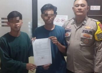 Polsek Tuminting berhasil melakukan problem solving dalam menyelesaikan masalah kesalahpahaman yang terjadi antara warga di Kelurahan Tuminting, Kota Manado, pada hari Jumat (11/11/2024). Kasus ini bermula dari adanya kesalahpahaman komunikasi antara dua keluarga yang hampir berujung pada perselisihan besar.
