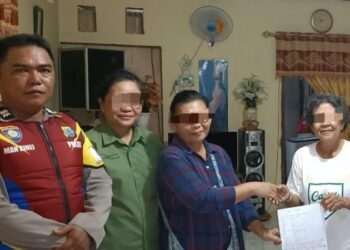 Bhabinkamtibmas Polsek Mapanget berhasil menyelesaikan masalah yang terjadi antar warga di Kelurahan Paniki Bawah, Kecamatan Mapanget. Kejadian ini melibatkan dua keluarga yang terlibat perselisihan terkait sengketa lahan, yang sempat memicu ketegangan di lingkungan sekitar, Jumat (11/10/2024).