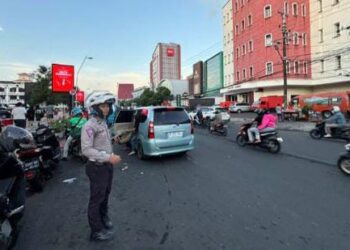 Dalam upaya ini, para personel lalu lintas terlihat sigap mengatur kendaraan di sejumlah titik strategis di seluruh kota. Langkah ini diambil untuk memastikan perjalanan warga yang memulai aktivitas harian, baik yang menuju tempat kerja maupun sekolah, berjalan lancar tanpa hambatan, Jumat (11/10/2024).