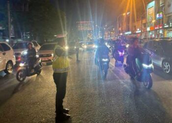 Personel Lalu Lintas Polresta Manado intensif melakukan patroli malam hari menggunakan kendaraan dinas yang dilengkapi lampu biru (BLUE LIGHT). Kegiatan ini bertujuan untuk menanggulangi potensi kemacetan dan pelanggaran lalu lintas di berbagai titik strategis di kota, Kamis (10/11/2024) malam.