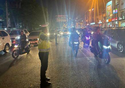 Personel Lalu Lintas Polresta Manado intensif melakukan patroli malam hari menggunakan kendaraan dinas yang dilengkapi lampu biru (BLUE LIGHT). Kegiatan ini bertujuan untuk menanggulangi potensi kemacetan dan pelanggaran lalu lintas di berbagai titik strategis di kota, Kamis (10/11/2024) malam.