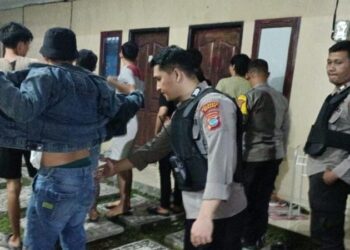 Personel rayon Samapta Polresta Manado meluncurkan program inovatif bertajuk ‘Sibulan’ yang bertujuan untuk meningkatkan keamanan dan ketertiban masyarakat. Dalam inisiatif cemerlang ini, para anggota polisi tidak hanya berfokus pada penegakan hukum, tetapi juga melakukan pendekatan proaktif dengan menjalin komunikasi dan kerjasama dengan warga, Kamis (10/10/2024) malam.