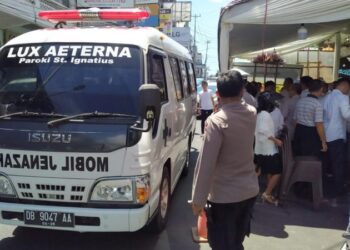 Personel Polresta Manado melakukan pengawalan jenazah menuju lahan pemakaman, Jumat (11/10/2024). Kegiatan ini bertujuan untuk memberikan penghormatan terakhir kepada almarhum serta memastikan proses pemakaman berjalan dengan aman dan tertib.