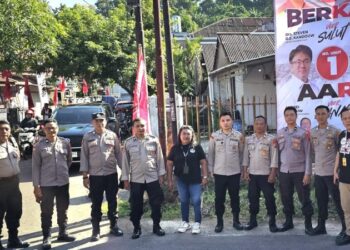 Anggota Satgas Preventif OMP 2024 Polresta Manado melaksanakan tugas penting dengan mengamankan kunjungan tatap muka calon Wakil Walikota Manado, Jumat (11/10/2024). Kegiatan ini menjadi momen penting bagi masyarakat untuk bertemu langsung dan berdialog dengan calon pemimpin yang diharapkan dapat membawa perubahan bagi kota.