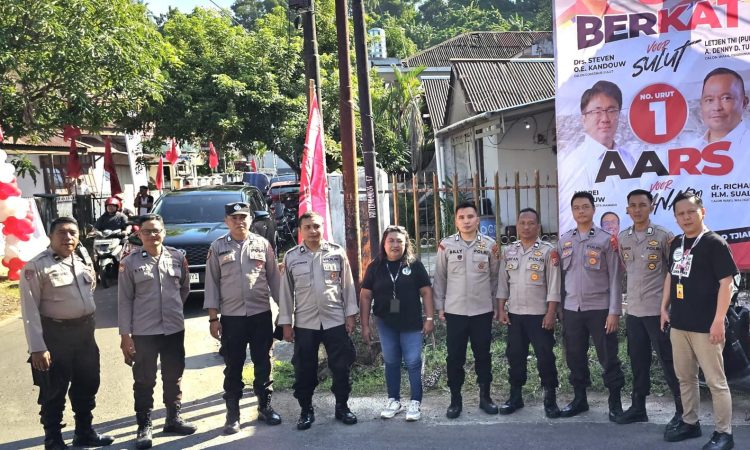 Anggota Satgas Preventif OMP 2024 Polresta Manado melaksanakan tugas penting dengan mengamankan kunjungan tatap muka calon Wakil Walikota Manado, Jumat (11/10/2024). Kegiatan ini menjadi momen penting bagi masyarakat untuk bertemu langsung dan berdialog dengan calon pemimpin yang diharapkan dapat membawa perubahan bagi kota.