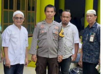 Personel Polresta Manado melaksanakan kegiatan Paja Somat pada hari Jumat (11/10/2024). Kegiatan ini bertujuan untuk memastikan bahwa semua jemaah dapat melaksanakan ibadah dengan tenang dan aman, tanpa adanya rasa khawatir akan gangguan keamanan.