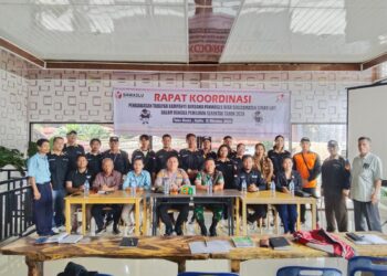 Personel Polres Samosir bersama jajaran Polsek melaksanakan pengamanan, Pelayanan dan Pengaturan lalu lintas dalam rangkaian kegiatan politik tahun 2024 di wilayah hukum Polres Samosir. (12/10/2024).