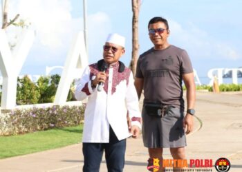Kapolda Sulawesi Selatan, Irjen Pol. Yudhiawan S.H., S.I.K., M.H., M.Si., bersama dai kondang Ustadz Das’ad Latif dan sejumlah pejabat utama Polda Sulsel, menggelar kegiatan jalan santai di kawasan Centre Point of Indonesia (CPI) Makassar, Sabtu pagi. Kegiatan ini dimulai dari Anjungan Pantai Losari dan berakhir di The Icon Café, CPI, Makassar, (12/10/24).
