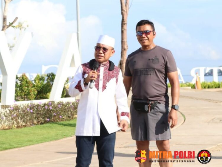 Kapolda Sulawesi Selatan, Irjen Pol. Yudhiawan S.H., S.I.K., M.H., M.Si., bersama dai kondang Ustadz Das’ad Latif dan sejumlah pejabat utama Polda Sulsel, menggelar kegiatan jalan santai di kawasan Centre Point of Indonesia (CPI) Makassar, Sabtu pagi. Kegiatan ini dimulai dari Anjungan Pantai Losari dan berakhir di The Icon Café, CPI, Makassar, (12/10/24).