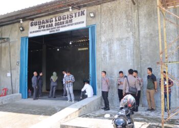 Kapolres Ogan Ilir, AKBP Bagus Suryo Wibowo, S.I.K, melaksanakan pengecekan gudang logistik KPU Kabupaten Ogan Ilir pada Senin (14/10/2024). Kegiatan yang dimulai pukul 11.45 WIB ini dilakukan untuk memastikan keamanan dan kesiapan gudang menjelang Pilkada serentak tahun 2024.