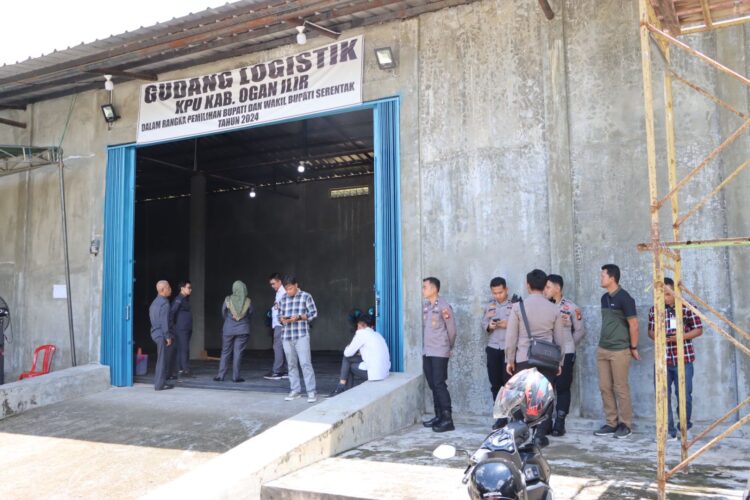 Kapolres Ogan Ilir, AKBP Bagus Suryo Wibowo, S.I.K, melaksanakan pengecekan gudang logistik KPU Kabupaten Ogan Ilir pada Senin (14/10/2024). Kegiatan yang dimulai pukul 11.45 WIB ini dilakukan untuk memastikan keamanan dan kesiapan gudang menjelang Pilkada serentak tahun 2024.
