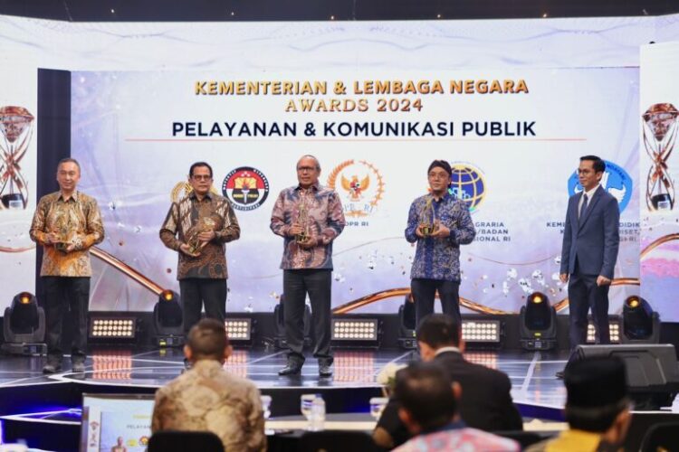 Penghargaan itu diterima Kapolri dengan diwakilkan oleh Kadivhumas Polri Irjen Sandi Nugroho.