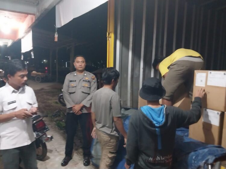 Polres Samosir memperketat pengamanan di sejumlah objek penting untuk mengantisipasi potensi gangguan keamanan dan ketertiban masyarakat (kamtibmas). Salah satu lokasi yang menjadi fokus pengamanan adalah gudang logistik Pilkada 2024 milik Komisi Pemilihan Umum (KPU) Kabupaten Samosir.