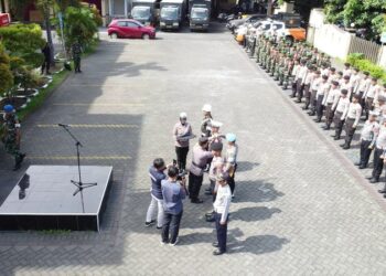 Polresta Manado menggelar Apel Pasukan dalam rangka pelaksanaan Operasi Zebra Samrat 2024 yang dimulai pada Senin, 14 Oktober 2024. Operasi yang akan berlangsung selama 14 hari hingga Minggu, 27 Oktober 2024, ini bertujuan untuk meningkatkan kesadaran masyarakat terkait keselamatan berlalu lintas dan mendukung suksesnya pelantikan Presiden dan Wakil Presiden terpilih, Senin (14/10/2024).