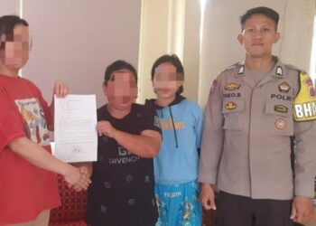 Bhabinkamtibmas Polsek Tikala melakukan mediasi terhadap sebuah permasalahan yang melibatkan dua warga setempat. Kejadian ini bermula dari perselisihan yang memicu ketegangan di lingkungan tersebut, Senin (14/10/2024).