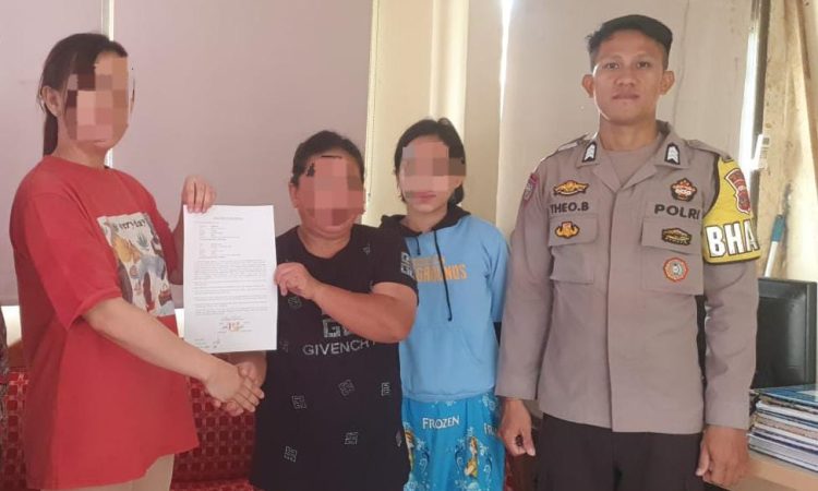 Bhabinkamtibmas Polsek Tikala melakukan mediasi terhadap sebuah permasalahan yang melibatkan dua warga setempat. Kejadian ini bermula dari perselisihan yang memicu ketegangan di lingkungan tersebut, Senin (14/10/2024).