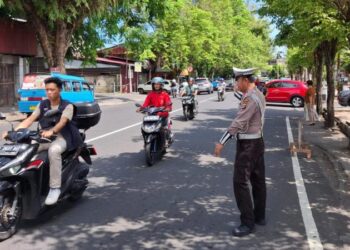 Personel Polresta Manado melaksanakan pengaturan lalu lintas di berbagai titik strategis di kota. Kegiatan ini dilakukan sebagai respons terhadap meningkatnya volume kendaraan dan aktivitas masyarakat menjelang akhir pekan, Senin (14/10/20240 pagi.