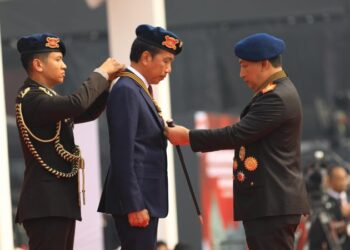 Kapolri Jenderal Listyo Sigit Prabowo resmi menganugerahi Presiden Joko Widodo (Jokowi) medali kehormatan keamanan dan keselamatan publik Loka Praja Samrakshana. Selain itu, Kepala Negara juga menjadi warga kehormatan Brimob Polri.