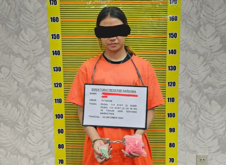 BAWA RATUSAN PIL EKSTASI: PPM ditangkap unit Diresnarkoba saat membawa ratusan pil ekstasi, Rabu (2/10/2024 (Foto: Dok/ Polda Sumut)