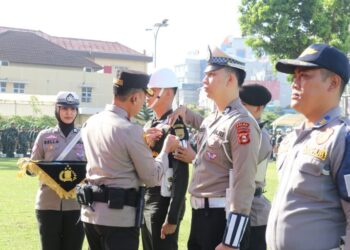 Kapolda Sumsel Irjen Pol Andi Rian R Djajadi, SIK,MH diwakili Wakapolda Sumsel Brigjen Pol M.Zulkarnain, SIK, MSi Pimpin Apel Gelar Pasukan Operasi Zebra Musi TA 2024 Kegiatan dilaksanakan dihalaman Gedung utama Mapolda Sumsel Senin 14 Oktober 2024.
