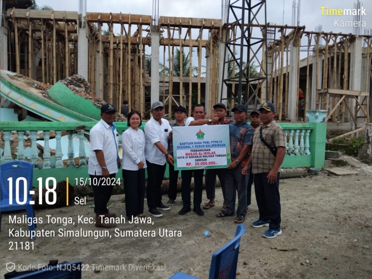 Manajemen Kebun Balimbingan dibawah Pimpinan Manajer M. Cholik Lubis didampingi Askep Johanes Saragih, APK Astriani Situngkir, Asisten Afdeling 2 Sudiwanra Damanik menyerahkan Bantuan Dana PKBL PTPN IV Regional II Kebun Balimbingan Pembangunan MASJID AL-IKHLAS Huta III Sidoarjo Maligas Tongah sebesar Rp. 20.000.000 dihadiri oleh perangkat desa, panitia pembanguan mesjid dan masyarakat Huta III Sidoarjo Nagori Maligas Tongah Kecamatan Tanah Jawa Kabupaten Simalungun. Selasa, 15 Oktober 2024