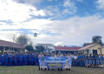 Polres Samosir mengadakan penyuluhan kepada para pelajar SMA/SMK HKBP Pangururan. Kegiatan ini dilaksanakan pada Rabu, 16 Oktober 2024 di lapangan sekolah mulai pukul 07.30 WIB. Penyuluhan tersebut dipimpin oleh Kasubsatgas Binluh dan Kasubsatgas Dikmas Operasi Zebra Toba 2024 Polres Samosir, Bripka Jefri Siregar dan Bripka Efri Pandi, dengan didampingi oleh guru-guru sekolah. Rabu (16/10/2024).