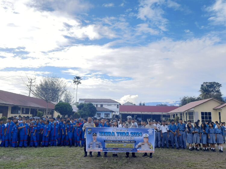 Polres Samosir mengadakan penyuluhan kepada para pelajar SMA/SMK HKBP Pangururan. Kegiatan ini dilaksanakan pada Rabu, 16 Oktober 2024 di lapangan sekolah mulai pukul 07.30 WIB. Penyuluhan tersebut dipimpin oleh Kasubsatgas Binluh dan Kasubsatgas Dikmas Operasi Zebra Toba 2024 Polres Samosir, Bripka Jefri Siregar dan Bripka Efri Pandi, dengan didampingi oleh guru-guru sekolah. Rabu (16/10/2024).