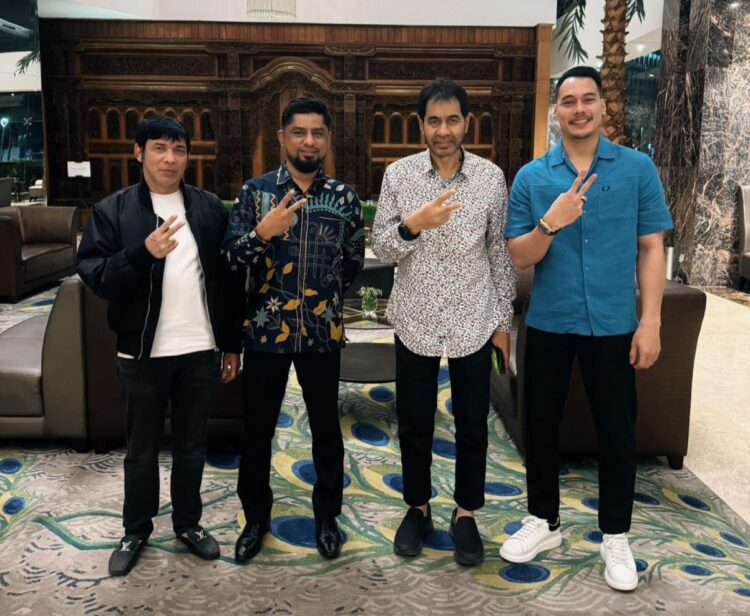 Ketua Repnas Aceh Mahfudz Y Loethan, yang didampingi bendahara Repnas Aceh, Agung Prabowo saat melaporkan hal tersebut kepada calon gubernur Aceh, H.Muzakir Manaf (Mualem) yang juga anggota dewan pembina Repnas. Rabu 16 Oktober 2024, di Hotel Sahid Jakarta.