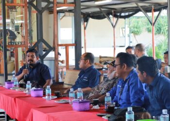 Penjabat (Pj) Bupati Aceh Barat Azwardi menggelar acara "Kopi Morning" bersama Satuan Kerja Perangkat Kabupaten (SKPK) dan para jurnalis di wilayah Aceh Barat, pada Kamis, (17/10/24).