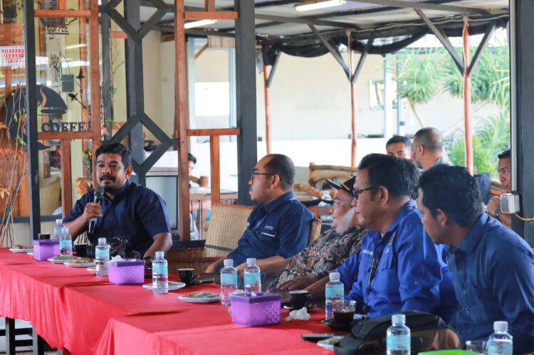 Penjabat (Pj) Bupati Aceh Barat Azwardi menggelar acara "Kopi Morning" bersama Satuan Kerja Perangkat Kabupaten (SKPK) dan para jurnalis di wilayah Aceh Barat, pada Kamis, (17/10/24).