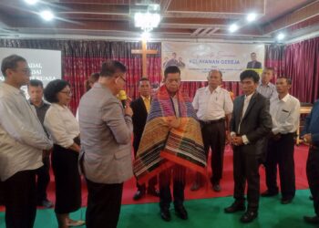 Pasangan Nomor Urut 1 RHS-AZI menghadiri Seminar pelayanan Gereja yang bertema "Membangun Pelayanan di Era Digital dalam perspektif Alkitab" yang di selenggarakan di Gereja Maranatha Jawa Tongah, Kecamatan Hatonduan, Kabupaten Simalungun, Kamis (17/10/2024).