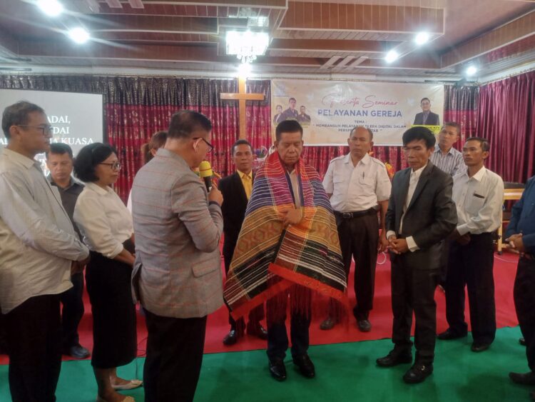 Pasangan Nomor Urut 1 RHS-AZI menghadiri Seminar pelayanan Gereja yang bertema "Membangun Pelayanan di Era Digital dalam perspektif Alkitab" yang di selenggarakan di Gereja Maranatha Jawa Tongah, Kecamatan Hatonduan, Kabupaten Simalungun, Kamis (17/10/2024).