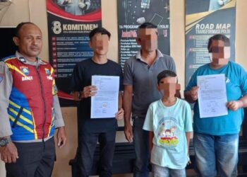 Bhabinkamtibmas Polsek Wori kembali menunjukkan perannya sebagai mediator yang handal dalam menyelesaikan masalah di masyarakat. Pada hari Rabu (16/10/2024), Bhabinkamtibmas Polsek Wori berhasil menyelesaikan masalah terkait kecelakaan lalu lintas yang melibatkan dua kendaraan roda empat di jalan raya Wori.